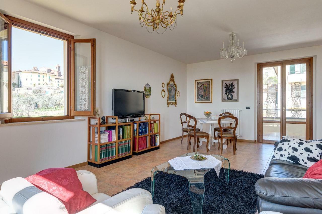 Finestra Su Lucignano Exterior foto