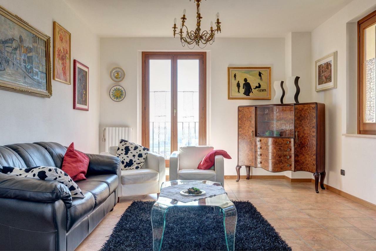Finestra Su Lucignano Exterior foto