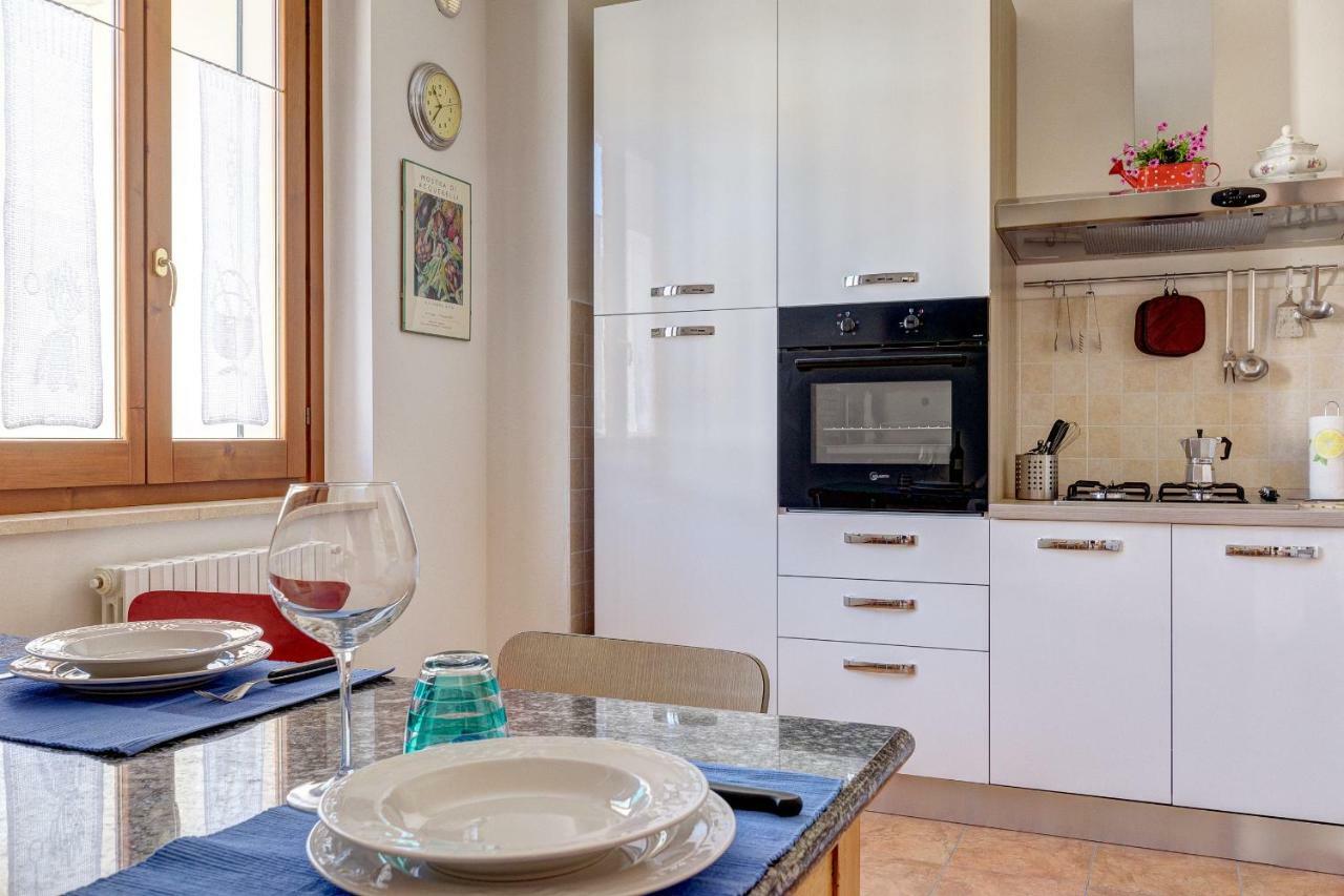 Finestra Su Lucignano Exterior foto