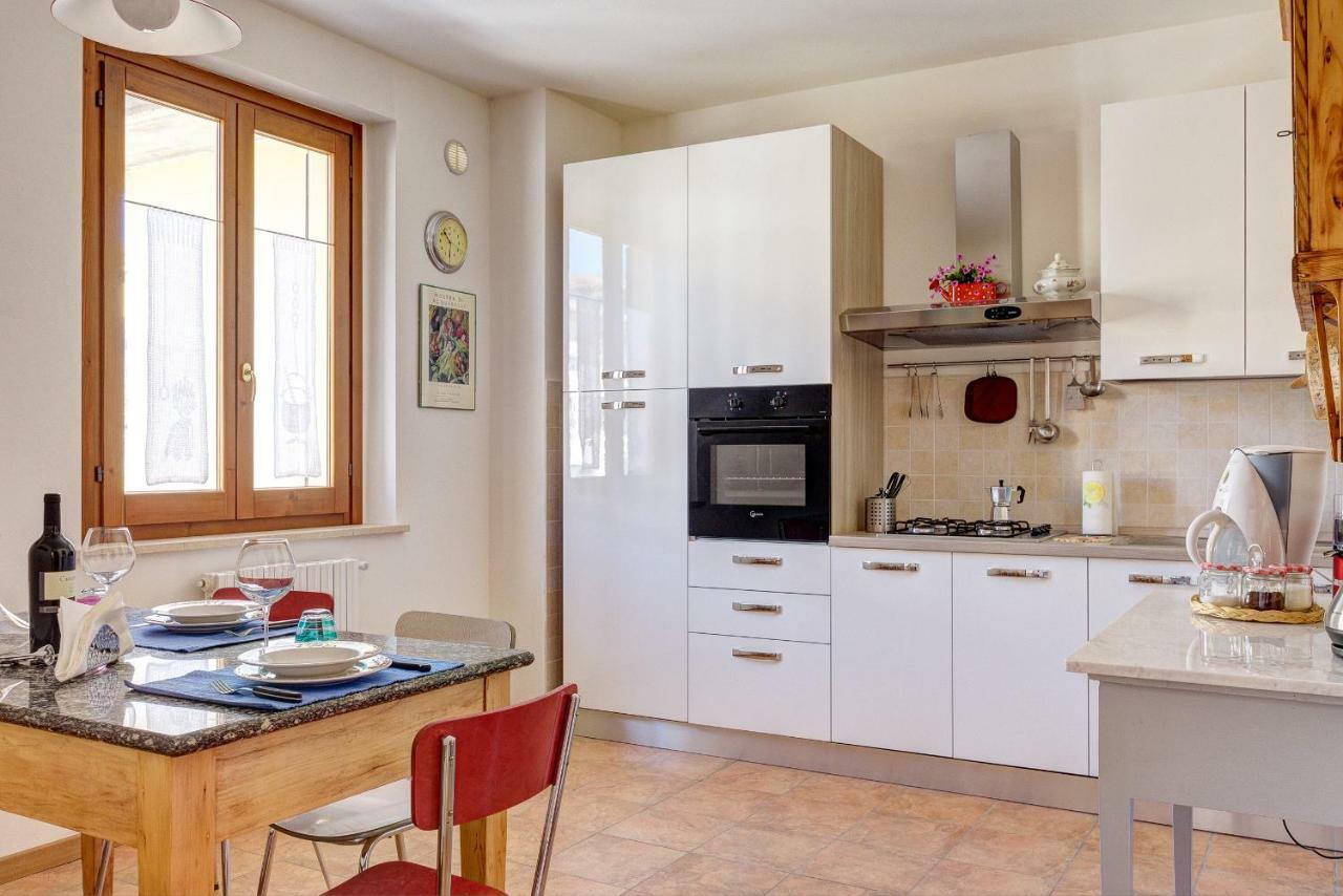 Finestra Su Lucignano Exterior foto